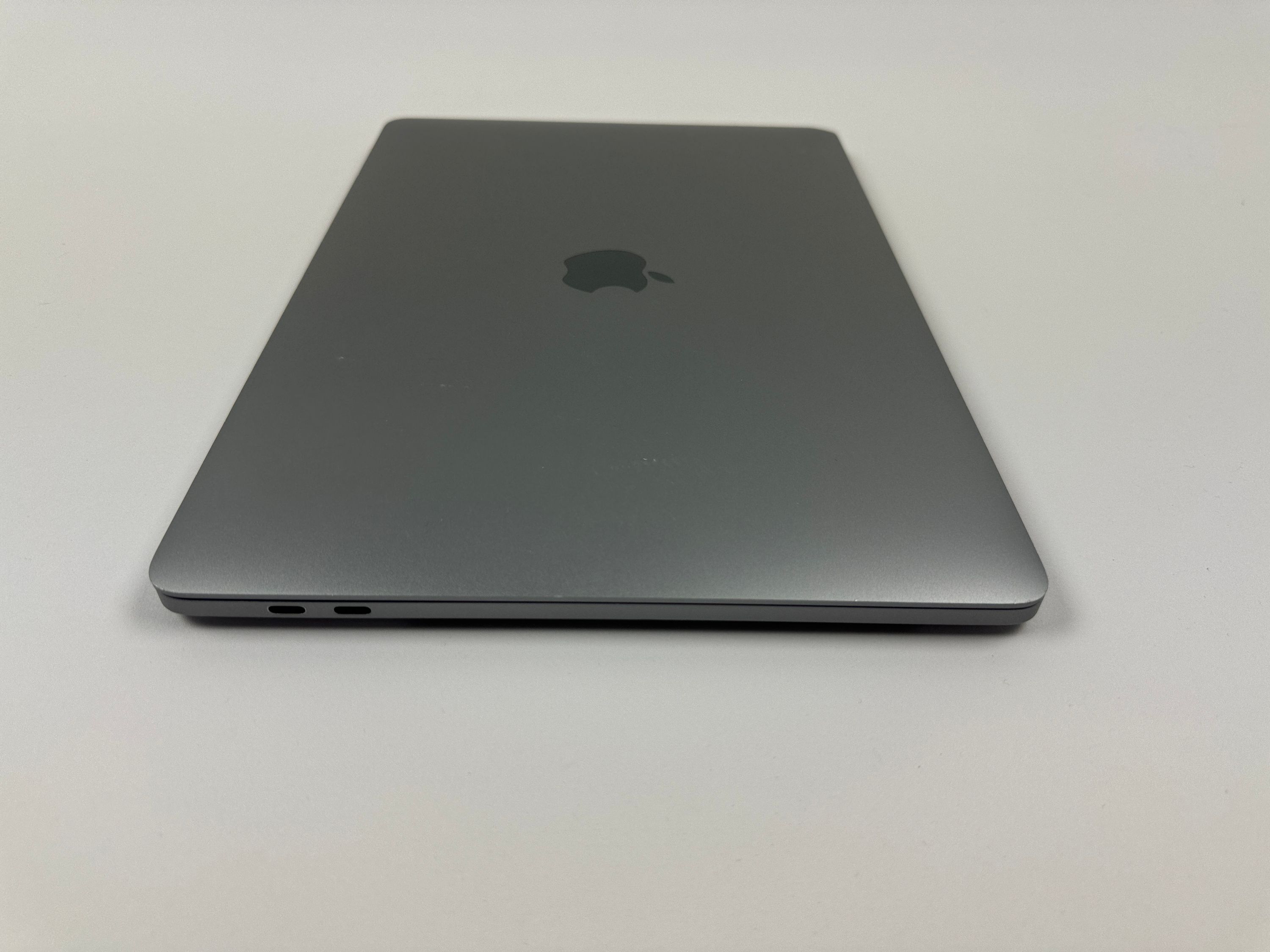 Apple MacBook Pro Retina TouchBar 13,3“ i7 2,8 Ghz 256 GB SSD 16 GB Ram SPACE GREY 2019