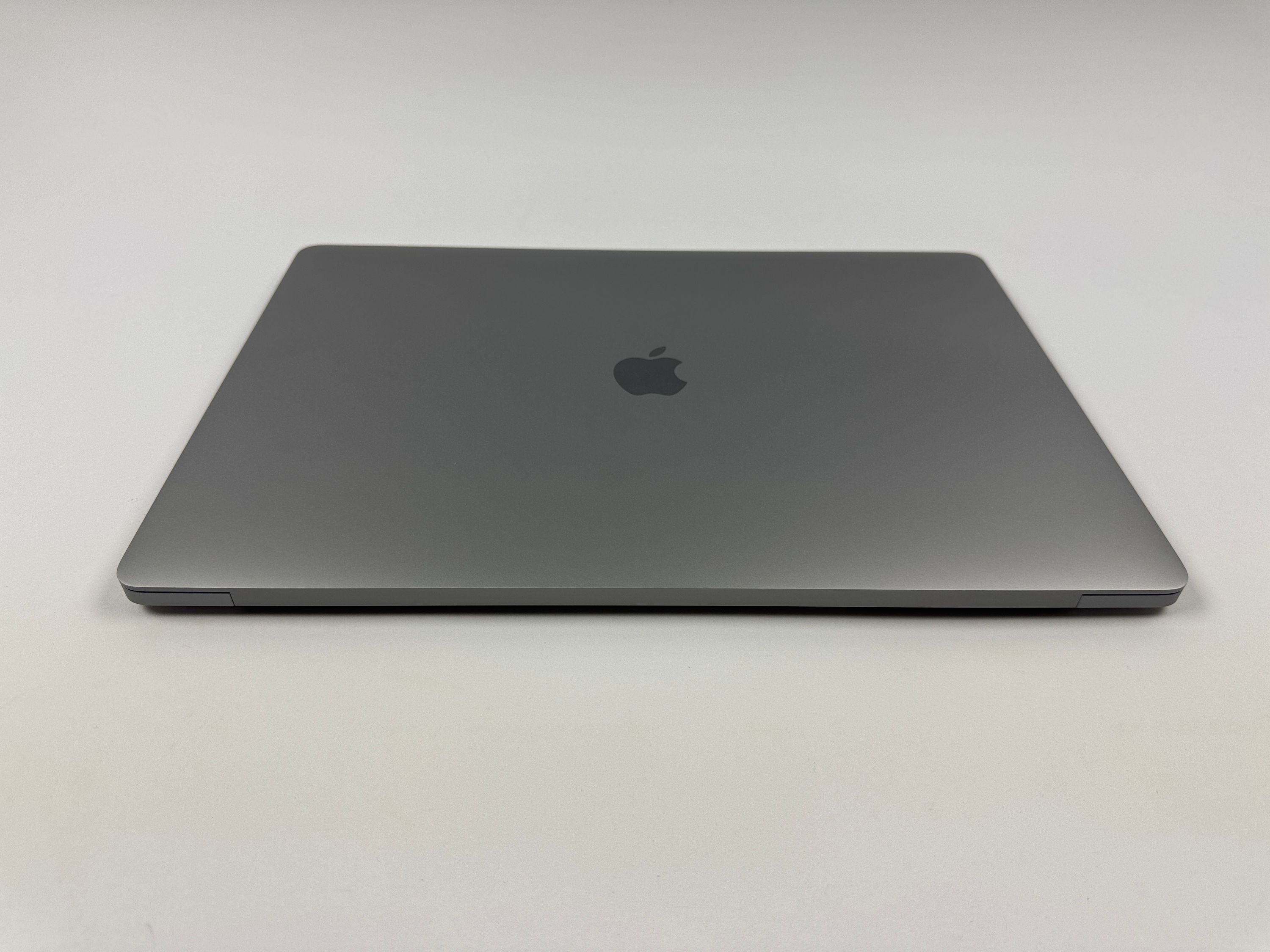 Apple MacBook Pro Retina TouchBar 16“ 8-Core i9 2,3 Ghz 2 TB SSD 16 GB Ram SPACEGREY 2019