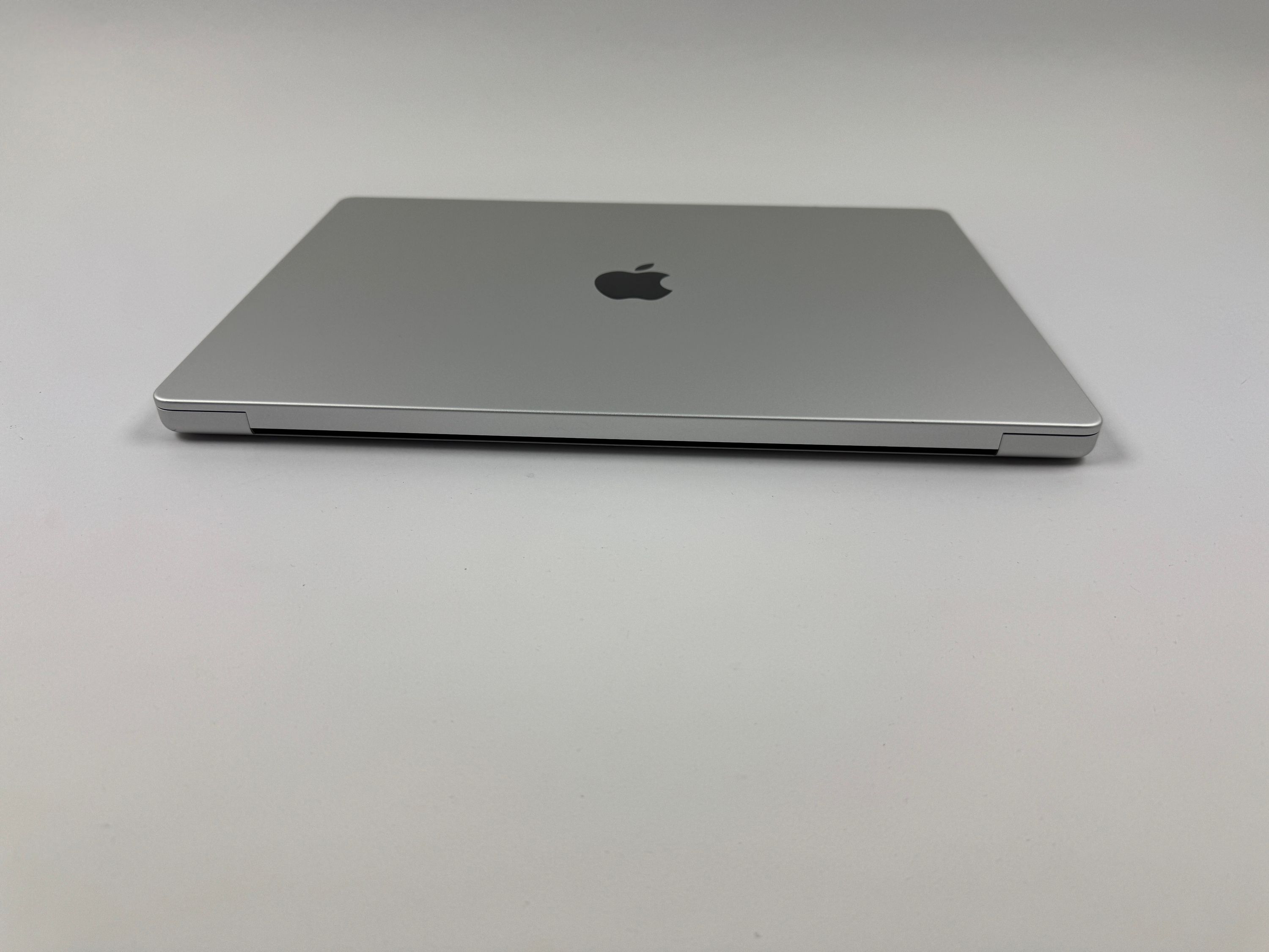 Apple MacBook Pro 16“ M1 MAX 10C CPU 32C GPU 1 TB SSD 64 GB Ram 2021 SILBER