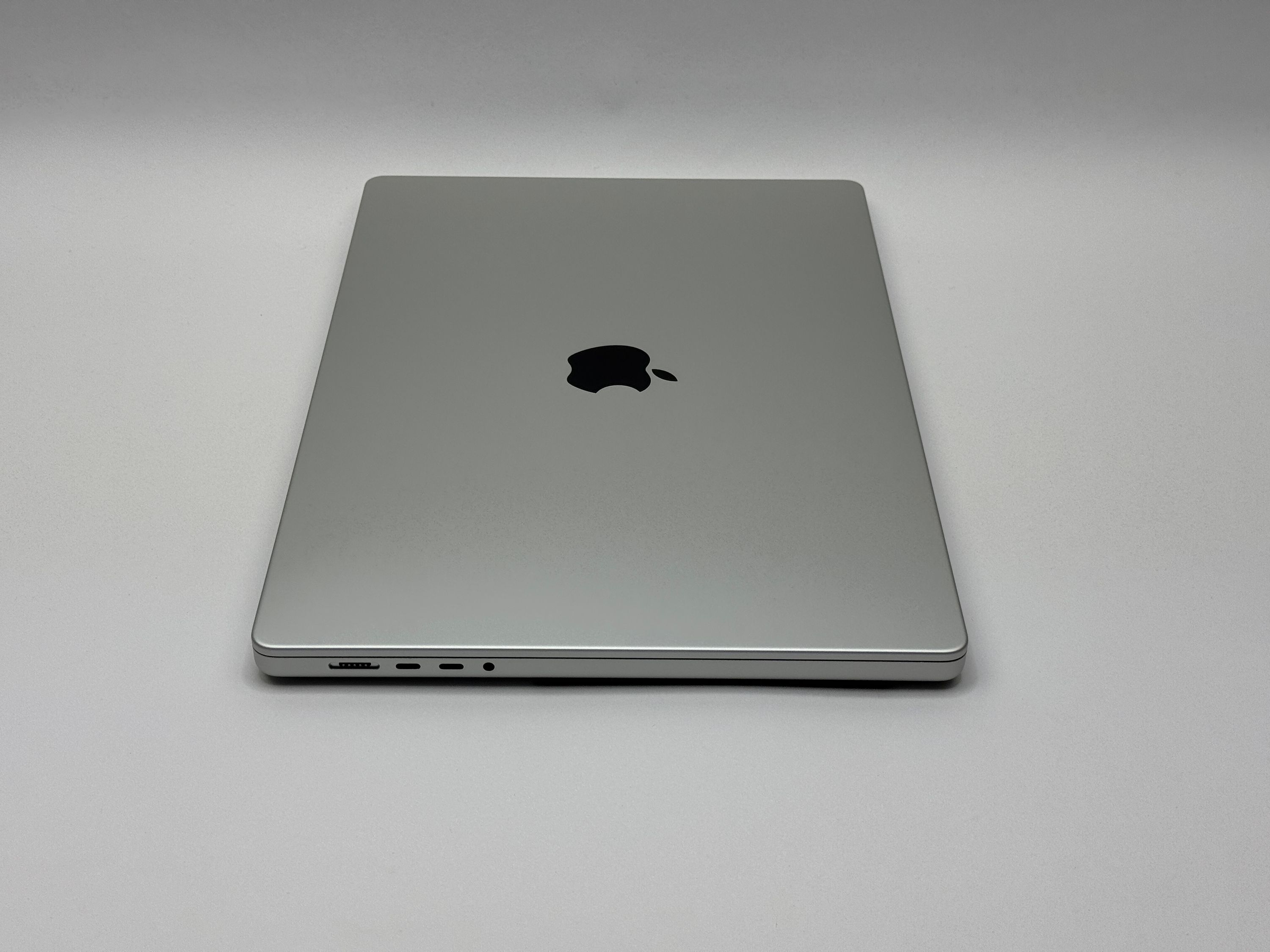 Apple MacBook Pro 16“ M1 MAX 10C CPU 32C GPU 1 TB SSD 32 GB Ram 2021 SILBER