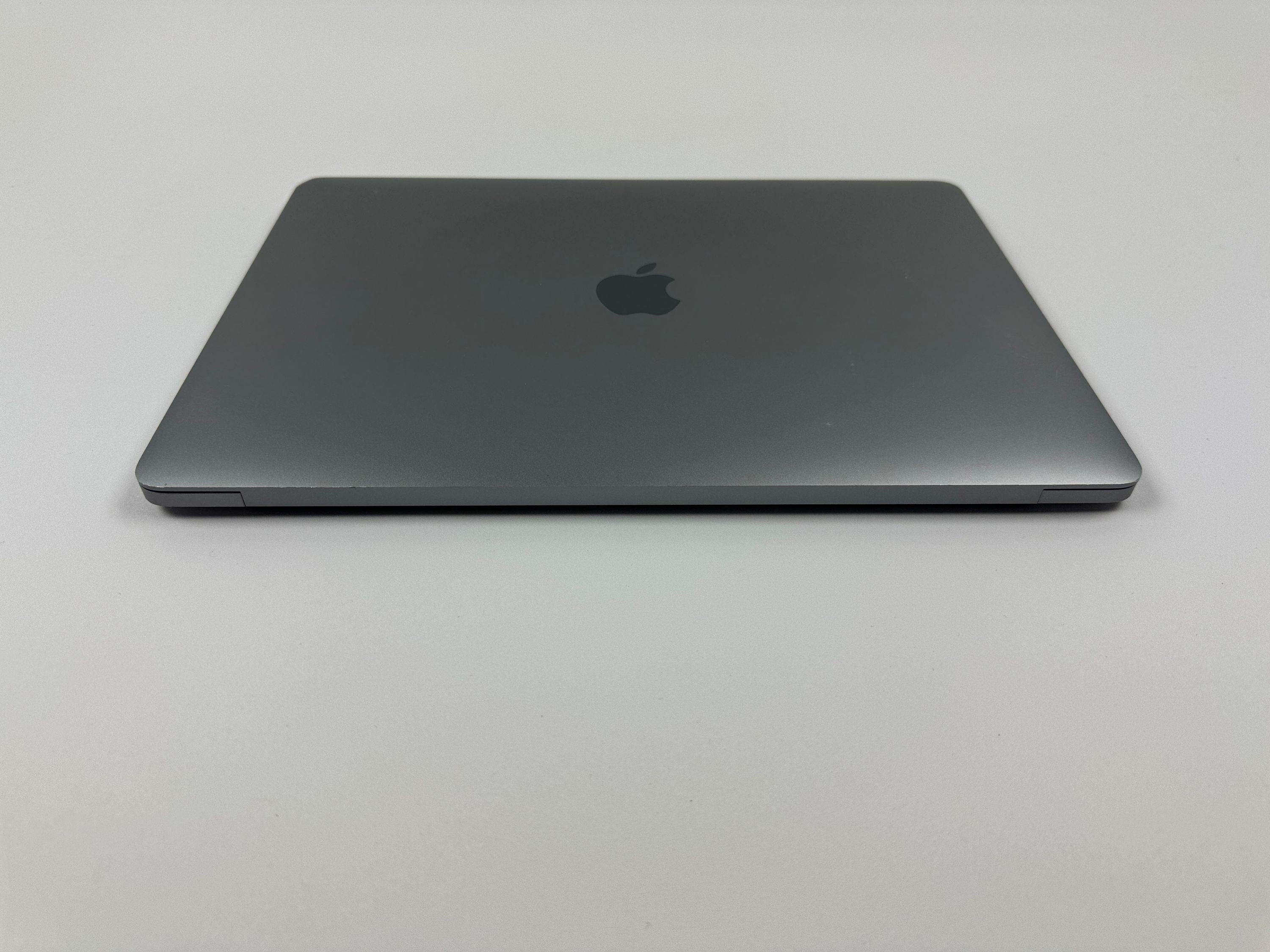 Apple MacBook Pro Retina TouchBar 13,3“ i7 2,8 Ghz 256 GB SSD 16 GB Ram SPACE GREY 2019