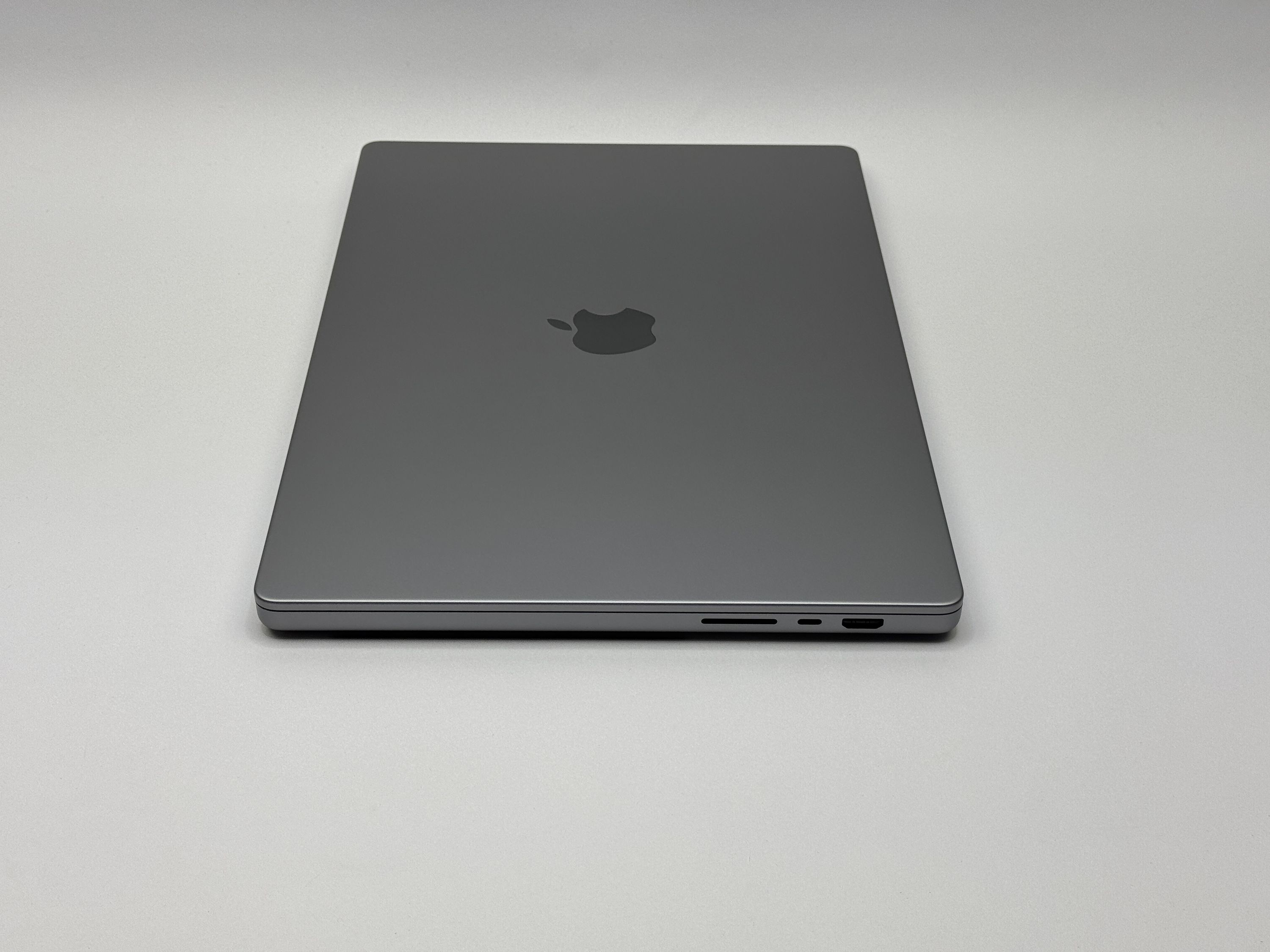 Apple MacBook Pro 16“ M1 MAX 10C CPU 32C GPU 2 TB SSD 32 GB Ram 2021 SPACE GREY