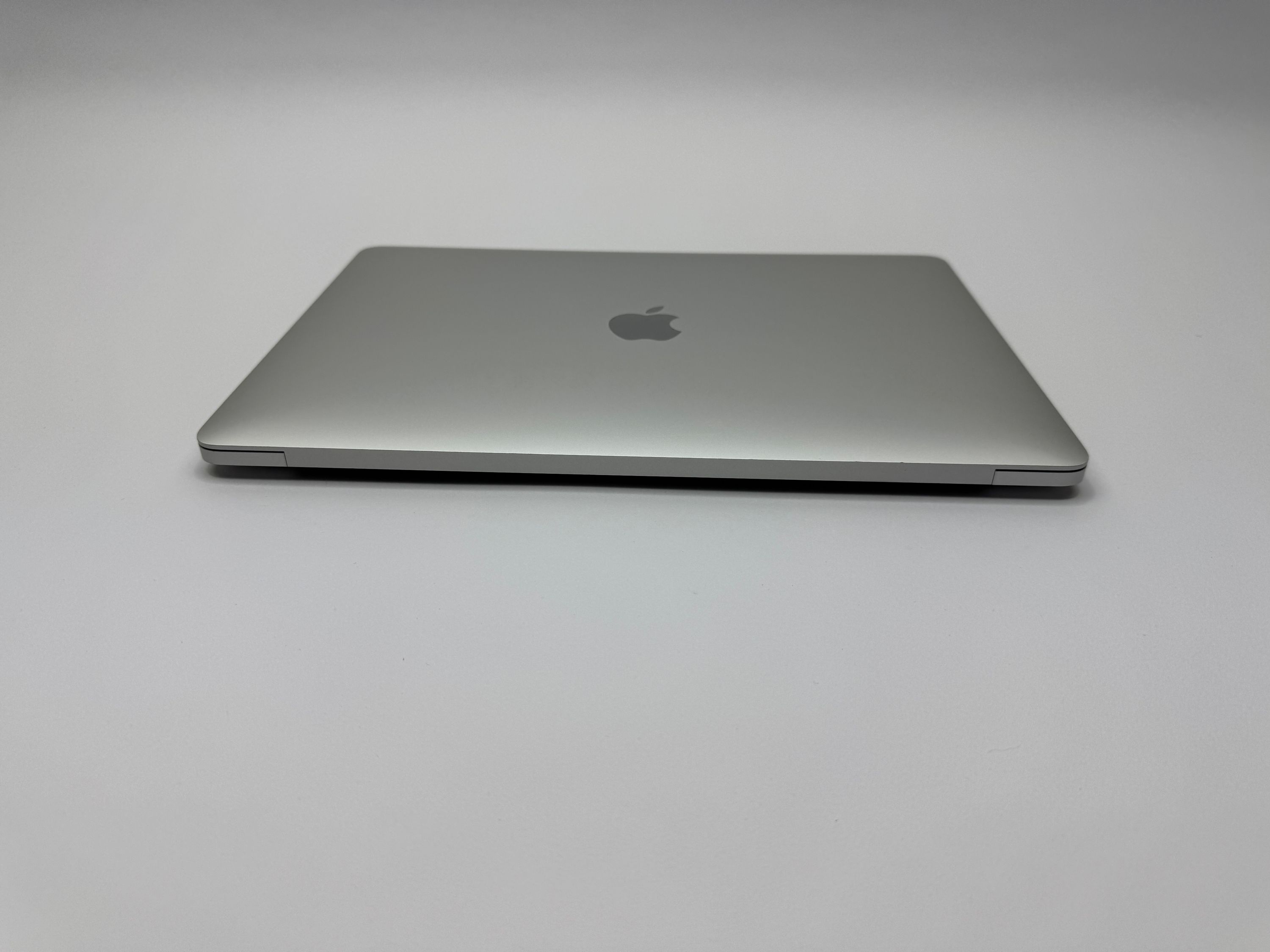 Apple MacBook Pro Retina 13,3“ M2 8C CPU 10C GPU 512 GB SSD 8 GB Ram 2022 Silber