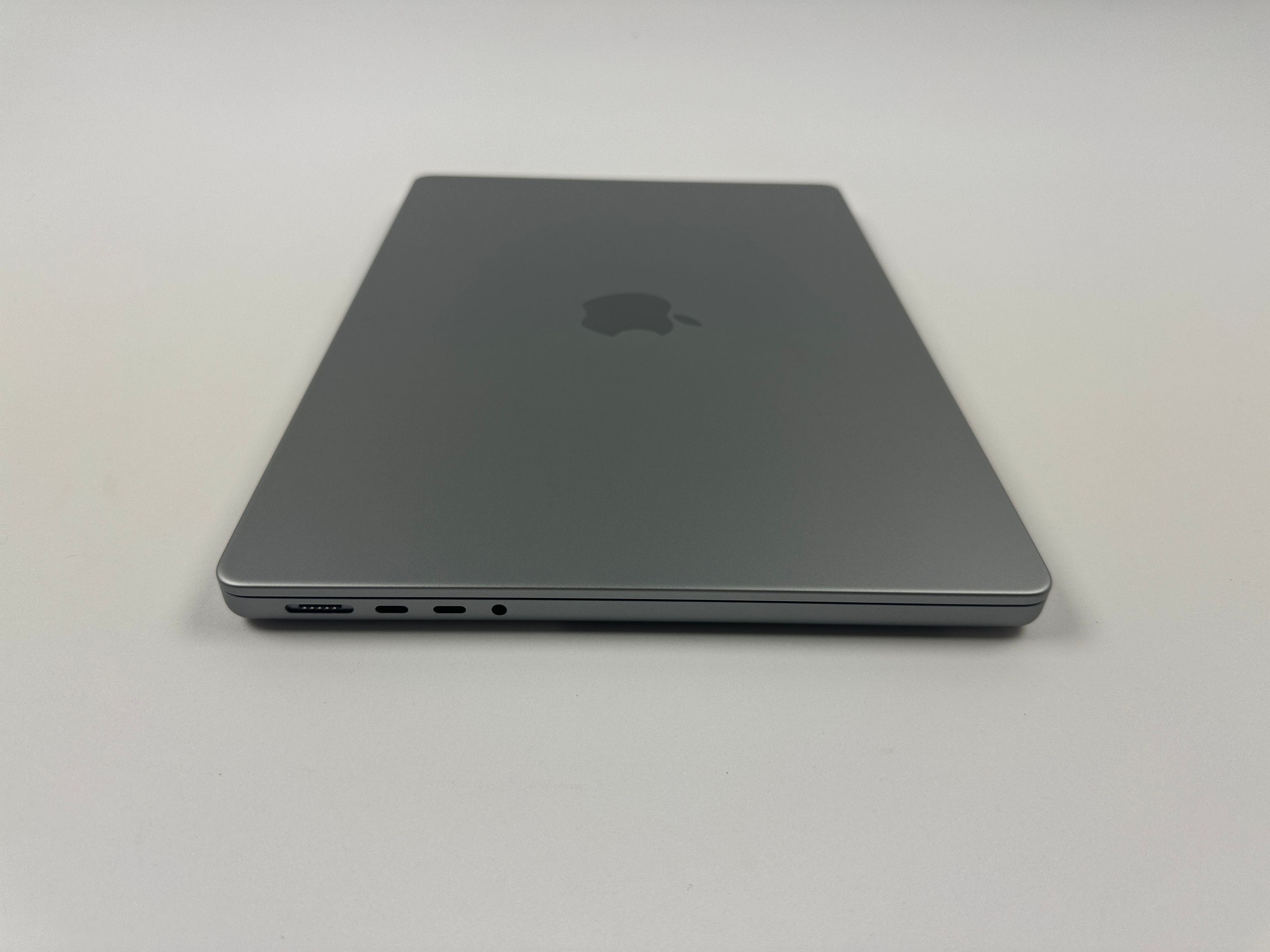 Apple MacBook Pro 14“ M1 MAX 10C CPU 32C GPU 2 TB SSD 64 GB Ram 2021 SPACE GREY