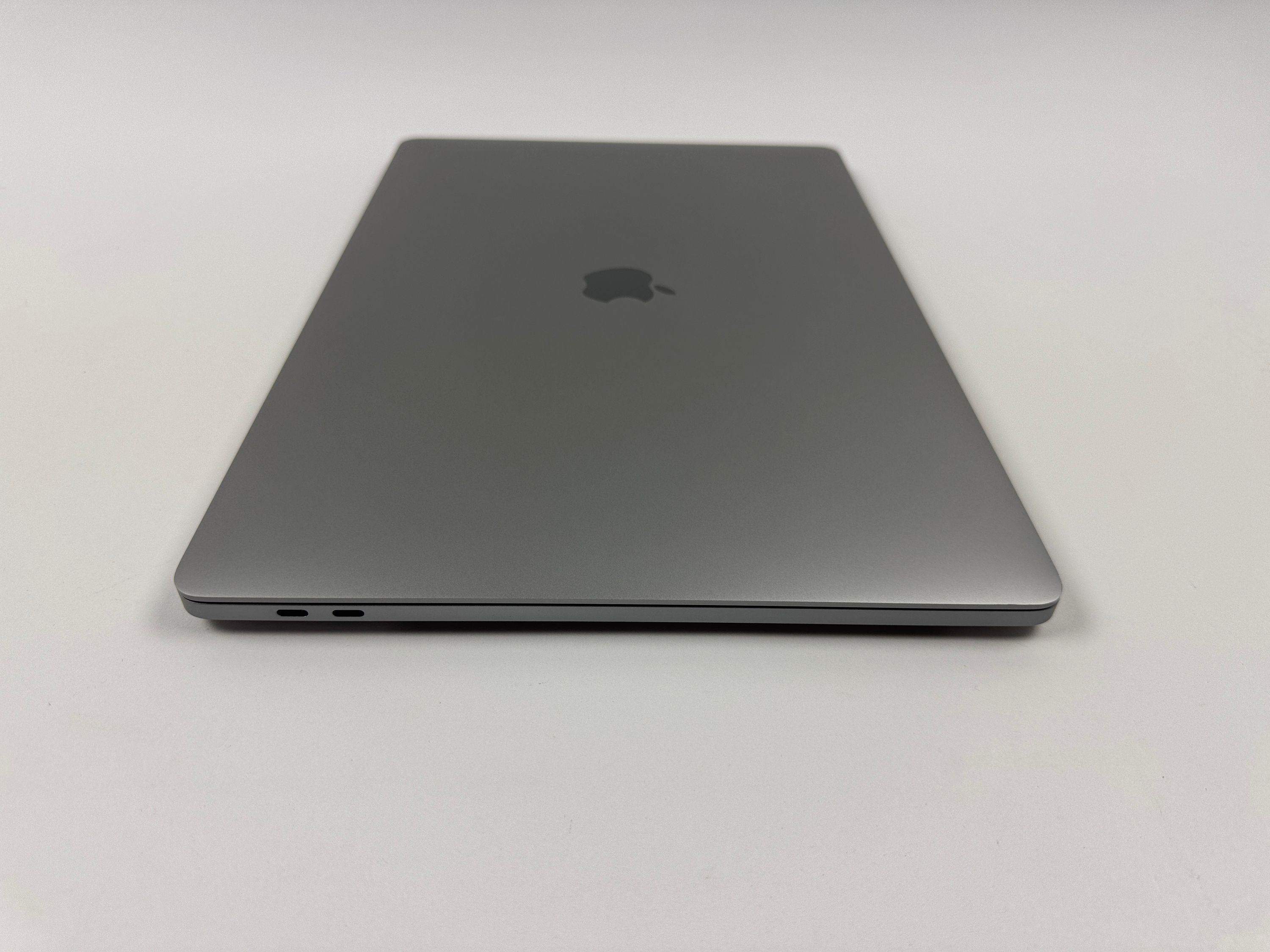 Apple MacBook Pro Retina TouchBar 16“ 8-Core i9 2,4 Ghz 1 TB SSD 32 GB Ram SPACEGREY 2019