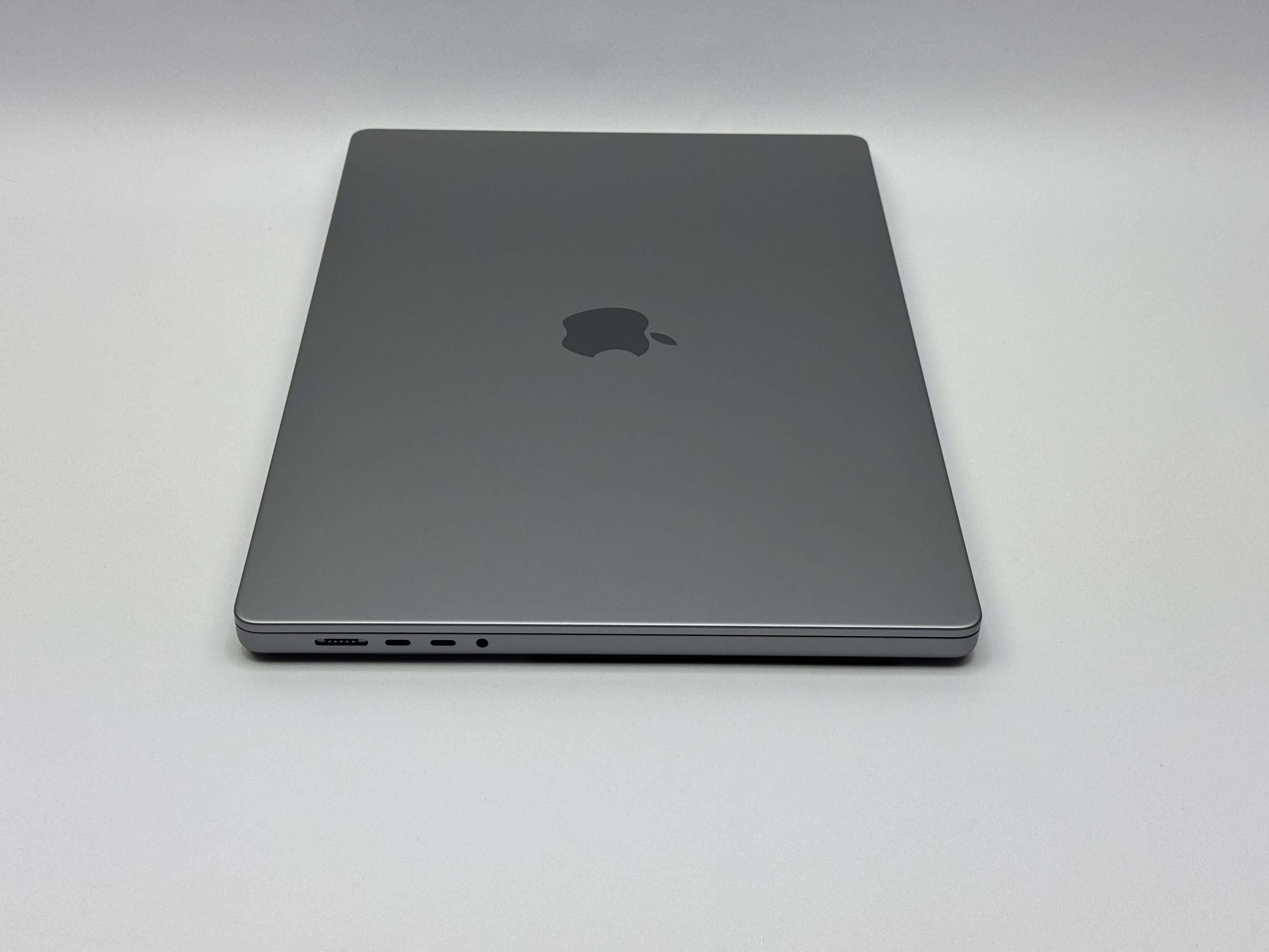 Apple MacBook Pro 16“ M1 MAX 10C CPU 32C GPU 2 TB SSD 32 GB Ram 2021 SPACE GREY